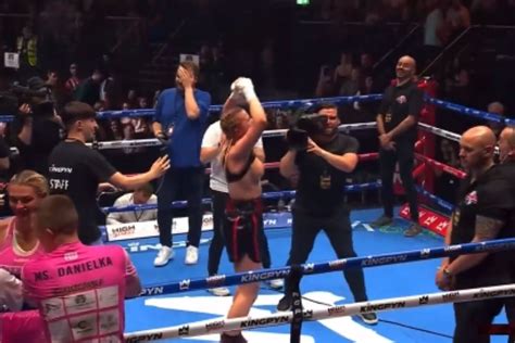 boxer that flashed|Boxing: Daniella Hemsley flashes crowd after Kingpyn。